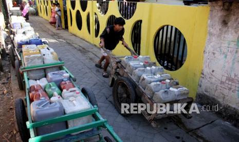 Warga mengangkut jeriken berisi air bersih di Kelurahan Tallo, Makassar, Sulawesi Selatan, Rabu (16/9/2020). Warga di daerah itu mengaku kesulitan mendapatkan air bersih untuk kebutuhan sehari-hari akibat musim kemarau dan berharap adanya bantuan dari pemerintah setempat. 