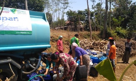 Warga mengantre air bersih di mobil tangki yang disediakan Dompet Dhuafa.