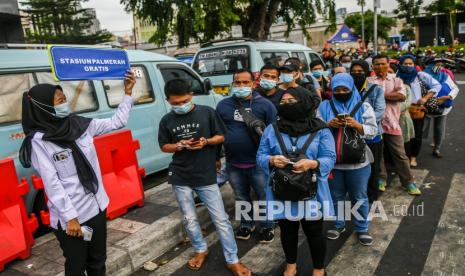 Warga mengantre bus Transjakarta di Halte Jak Lingko Tanah Abang, Jakarta, Senin (3/5/2021). Pemerintah Provinsi (Pemprov) DKI Jakarta menyediakan layanan bus TransJakarta gratis bagi para penumpang yang tidak bisa naik KRL dari Stasiun Tanah Abang. 