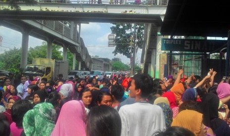 Warga mengantre dalam acara sembako murah yang digelar di Jalan Ngurah Rai, Kp. Sumur, Klender, Jakarta Timur, Jumat (14/4).