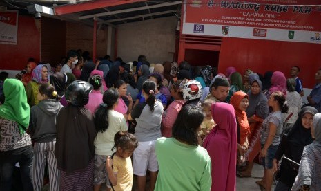 Warga mengantre di e-warong Kelompok Usaha Bersama Program Keluarga Harapan (KUBE-PKH) Cahaya Dini, di Kota Pekanbaru, Rabu (21/6).