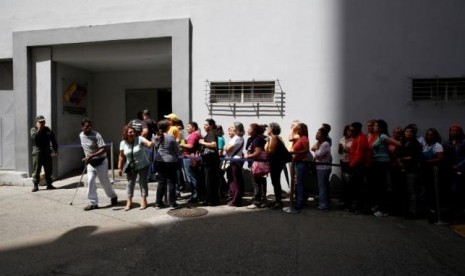 Warga mengantre di luar gedung Dewan Pemilihan Nasional Venezuela (CNE) di Caracas, Venezuela, 21 Juni 2016 untuk memverifikasi tanda tangan mereka sehingga referendum melawan Presiden Nicolas Maduro bisa digelar.