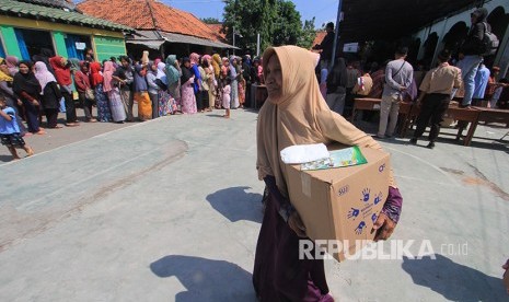 Warga mengantre di pasar murah Kementerian Perdagangan di Cirebon, Jawa Barat, Selasa (29/5). Pasar murah yang menjual kebutuhan pokok dengan harga terjangkau tersebut ditujukan bagi masyarakat berpenghasilan rendah agar dapat memenuhi kebutuhan dasar mereka saat bulan Ramadan.