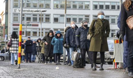 Warga mengantre di salah satu sentra vaksinasi di Stockholm City Terminal, Swedia, Kamis (13/1/2022).