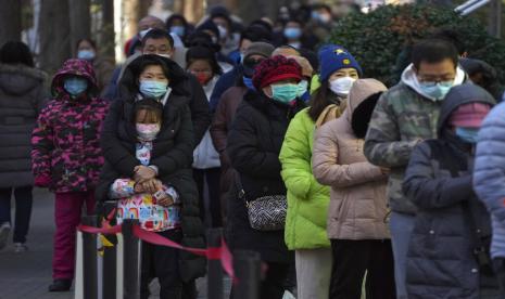 Dokter dan perawat di China yang tertular Covid-19 diminta untuk tetap bekerja, karena rumah sakit dan klinik dibanjiri oleh pasien Covid-19 yang bergejala. 