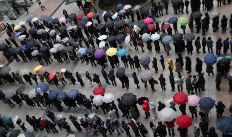 Warga mengantre membeli masker di sebuah supermarket di Seoul, Korea Selatan, Jumat (28/2).(AP Photo/Lee Jin-man)