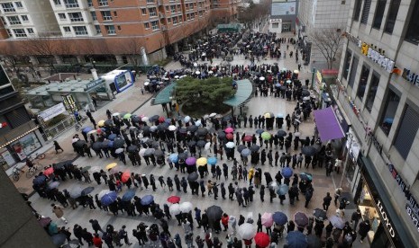 Warga mengantre membeli masker di sebuah supermarket di Seoul, Korea Selatan, Jumat (28/2). Menyusul temuan kasus corona, Aprindo minta masyarakat tak lakukan panic buying.