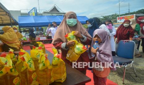 Warga mengantre membeli minyak goreng kemasan saat Pasar Murah di halaman Balaikota Padang, Sumatera Barat, Senin (14/3/2022). Pemkot Padang bekerja sama dengan produsen minyak goreng menyiapkan 6.000 bungkus (isi dua liter) minyak goreng kemasan yang dijual Rp14 ribu per liter. 