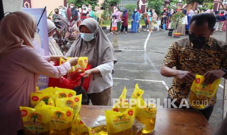 Warga mengantre membeli minyak goreng saat berlangsungnya operasi pasar bahan pokok (ilustrasi).