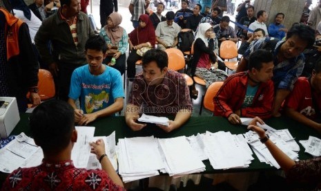 Warga mengantre mendaftar mudik gratis untuk pemotor di kementerian Perhubungan, Jakarta, Selasa (16/6).(Republika/Yasin Habibi)