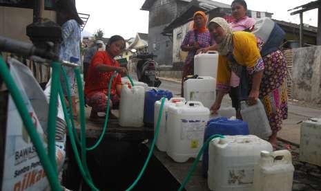 Warga mengantre mendapatkan air bersih di tempat penyaluran air kawasan lembah Gunung Sindoro-Sumbing Desa Kledung, Temanggung, Jawa Tengah, Jumat (14/9).