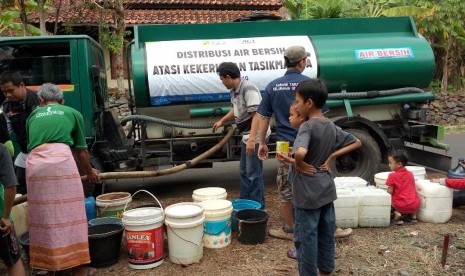 Warga mengantre mendapatkan bantuan air bersih dari ACT Tasikmalaya, di Kelurahan Singkup, Kecamatan Purbaratu, Kota Tasikmalaya, Sabtu (6/7). 