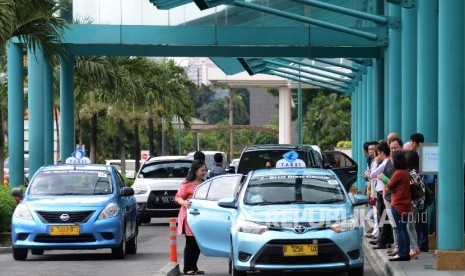 Warga mengantre menunggu taksi Blue Bird di kawasan Senayan, Jakarta, Rabu (23/3). (Republika/Yasin Habibi)