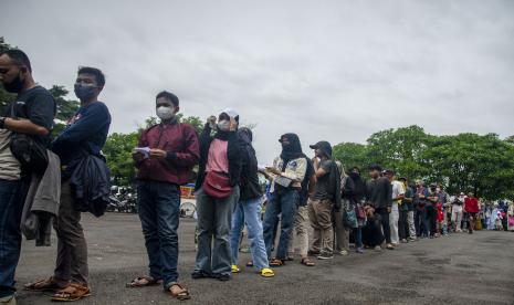 Warga mengantre saat mengikuti vaksinasi COVID-19 di Gedung Islamic Center, Kabupaten Ciamis, Jawa Barat, Sabtu (26/3/2022). Polres Ciamis bekerja sama dengan Pemerintah Daerah Ciamis menyediakan vaksinasi COVID-19 untuk dosis 1-3 sebanyak 10 ribu dosis.