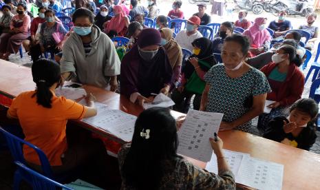 Warga mengantre saat mengurus pencairan bantuan langsung tunai (BLT) bahan bakar minyak (BBM). 