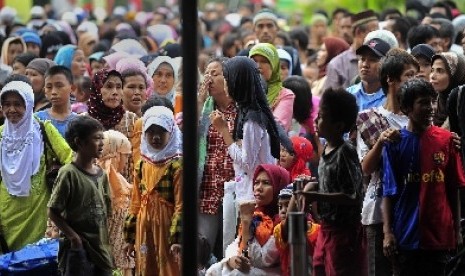   Warga mengantre saat pembagian zakat.