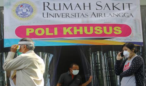 Warga mengantre untuk melakukan tes corona di Poli Khusus Corona, Rumah Sakit Universitas Airlangga (RSUA), Surabaya, Jawa Timur, Selasa (17/3/2020). (Antara/Moch Asim)