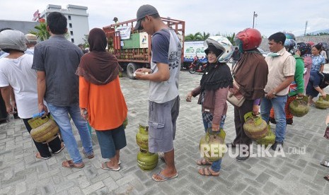 Warga mengantre untuk membeli elpiji tiga kilogram bersubsidi dalam operasi pasar (OP) yang digelar di Palu, Sulawesi Tengah, Selasa (5/6). 