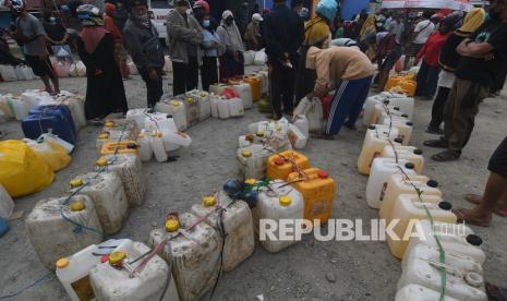 Warga mengantre untuk membeli minyak goreng curah, (ilustrasi). Menteri BUMN Erick Thohir mengajak pihak swasta untuk bergandengan tangan dengan BUMN, pemerintah pusat dan daerah untuk bersama-sama menyelesaikan persoalan minyak goreng (migor).