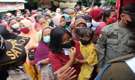 Warga mengantre untuk membeli minyak goreng murah Rp14 ribu per liter dalam operasi pasar yang digelar Dinas Perdagangan dan Perindustrian di Pasar Citra Niaga Kabupaten Jombang, Jawa Timur, Jumat (21/1/2022). Operasi pasar ini untuk memastikan ketersediaan bahan pangan, serta guna mengendalikan harga minyak goreng yang masih melambung sehingga mampu dijangkau masyarakat.