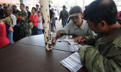  Warga mengantre untuk membeli tiket perjalanan kereta api Lebaran 2013 di loket Stasiun Pasar Senen, Jakarta, Rabu (8/5).   (Republika/Aditya Pradana Putra)