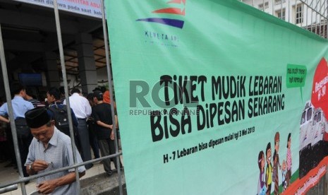  Warga mengantre untuk membeli tiket perjalanan kereta api Lebaran 2013 di loket Stasiun Pasar Senen, Jakarta, Rabu (8/5).  (Republika/Aditya Pradana Putra)