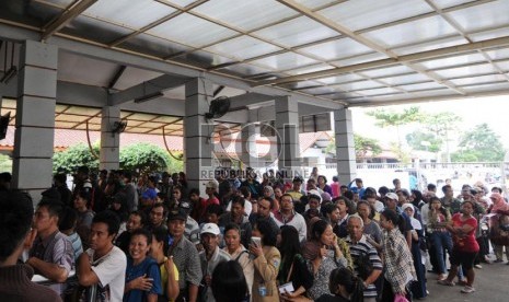  Warga mengantre untuk membeli tiket perjalanan kereta api Lebaran 2013 di loket Stasiun Pasar Senen, Jakarta, Rabu (8/5).  (Republika/Aditya Pradana Putra)