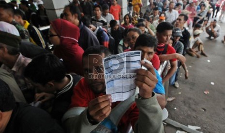  Warga mengantre untuk membeli tiket perjalanan kereta api Lebaran 2013 di loket Stasiun Pasar Senen, Jakarta, Rabu (8/5).  (Republika/Aditya Pradana Putra)