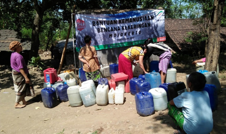 Warga mengantre untuk memenuhi kebutuhan air bersih selama musim kemarau.