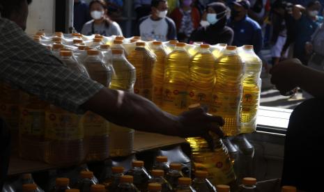 Warga mengantre untuk mendapatkan minyak goreng kemasan botol saat bazar minyak goreng di SPBU Pedaringan Solo, Jawa Tengah, Rabu (9/3/2022). Menteri Perdagangan, Muhammad Lutfi, menegaskan, pasokan minyak goreng di Indonesia dalam kondisi melimpah. 