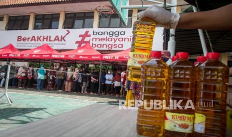 Warga mengantre untuk mendapatkan minyak goreng kemasan dengan Harga Eceran Tertinggi (HET) Rp14 ribu per liter saat Operasi Pasar Bulog di kantor Kecamatan Banjarsari, Solo, Jawa Tengah, Rabu (2/3/2022). Operasi pasar tersebut dilakukan untuk menstabilkan harga minyak goreng di pasaran sekaligus upaya mengatasi kelangkaan. 