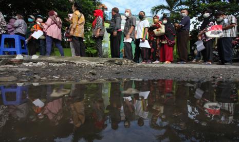 Warga mengantre untuk mendapatkan suntikan vaksin COVID-19 dosis ketiga (booster) kepada warga lanjut usia di kawasan Ngagel Mulyo, Surabaya, Jawa Timur, Kamis (13/1/2022). Pemkot Surabaya melakukan vaksinasi COVID-19 booster kepada warga lanjut usia dengan target 80 ribu penerima vaksin dan dilakukan secara bertahap.