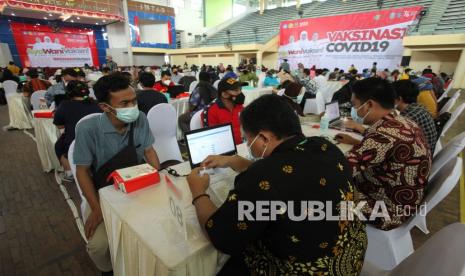 Warga mengantre untuk mendapatkan vaksinasi COVID-19 di Universitas Pembangunan Nasional (UPN) Veteran Jawa Timur, Surabaya, Jawa Timur, Sabtu (7/8/2021). Vaksinasi COVID-19 yang bertujuan untuk mewujudkan kekebalan kelompok tersebut menyasar civitas akademika UPN Jawa Timur dan masyarakat sekitar dengan target 5.000 penerima vaksin. 