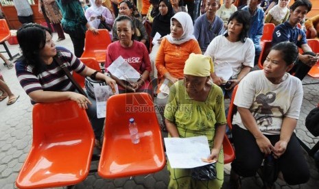 Warga mengantre untuk mengambil uang Bantuan Langsung Sementara Masyarakat (BLSM) di Kantor Pos dan Giro, Jalan Matraman, Jakarta, Sabtu (22/6). (Republika/Aditya Pradana Putra)