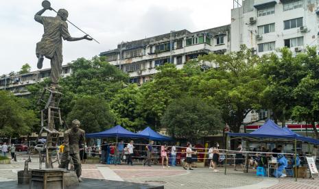 Warga mengantre untuk pemeriksaan Covid-19 di Chengdu di provinsi Sichuan, China barat daya Selasa, 30 Agustus 2022. Pihak berwenang China telah mengunci Chengdu, kota berpenduduk 21 juta orang di barat daya, menyusul lonjakan kasus COVID-19.