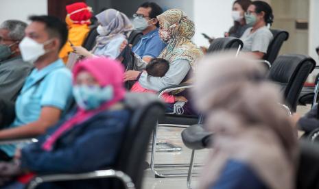 Warga mengantre untuk vaksinasi COVID-19 jenis Pfizer di gedung Hemodialisis Rumah Sakit Umum Daerah (RSUD) Sidoarjo, Jawa Timur, Kamis (7/10/2021). Sidoarjo menerima 117.000 dosis vaksin Pfizer untuk program vaksinasi massal dengan target sasarannya 12 tahun ke atas termasuk ibu hamil dan orang dengan komorbid. 