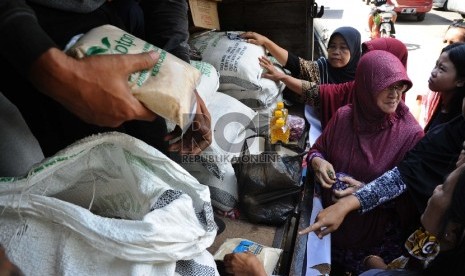 Warga mengantri saat membeli sembako pada truk operasi pasar