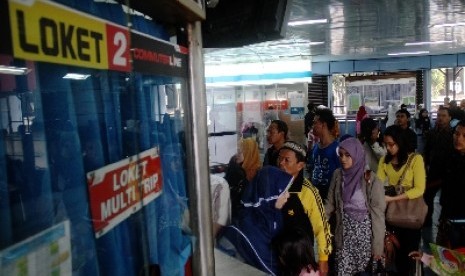 Warga mengantri tiket Kereta Rel Listrik (KRL) di Stasiun Juanda, Jakarta Pusat, Ahad (22/12).