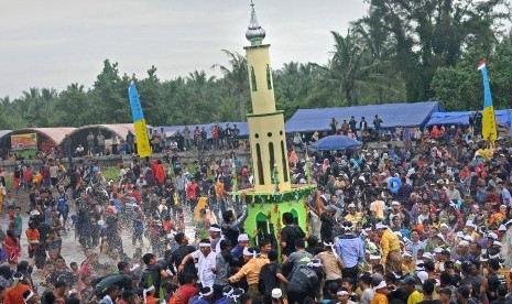 Warga mengarak menara adat di Pantai Babussalam saat pelaksanaan Tradisi Mandi Safar 1439 Hijriah di Air Hitam Laut, Sadu, Tanjungjabung Timur, Jambi, Rabu (15/11). 