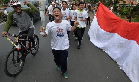 Warga mengarak replika obor Asian Games 2018 dalam acara Festival Jelang Obor Asian Games 2018.