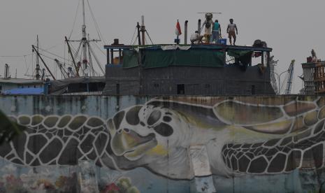 Warga mengecat kapal di Pelabuhan Sunda Kelapa, Jakarta.  Kementerian Keuangan menyatakan pemulihan domestik menjadi faktor utama terciptanya kinerja positif manufaktur Indonesia. Hal ini tercermin dari Purchasing Managers‘ Index (PMI) Manufaktur Indonesia sebesar 51,3 pada Juli atau meningkat dibandingkan 50,2 pada Juni 2022. 