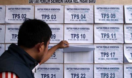 Warga mengecek daftar pemilih sementara (DPS) Pemilu 2014 di Kelurahan Pasar Baru, Jakarta Pusat, Jumat (12/7).