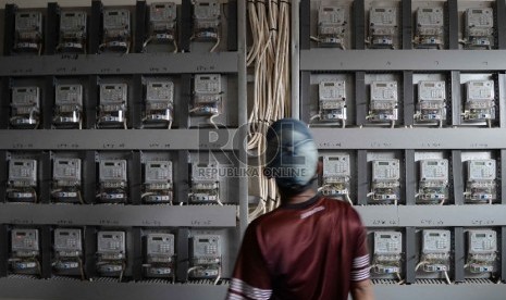   Warga mengecek meteran listrik di Rusunawa Cipinang, Jakarta, Rabu (9/9).