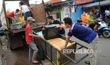 Warga mengemasi barang-barang di kawasan Bukit Duri, Jakarta Selatan, Ahad (14/8). (Republika/Yasin Habibi)