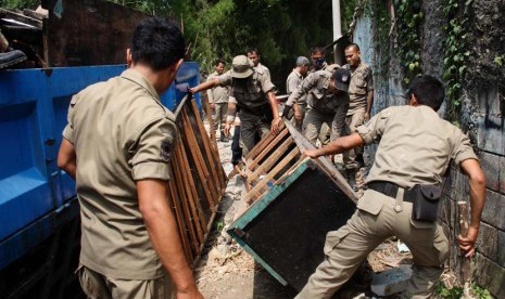 Warga mengemasi barang-barangnya saat pembongkaran rumah di pinggiran Kali Ciliwung, Jakarta Pusat, Rabu (7/5).