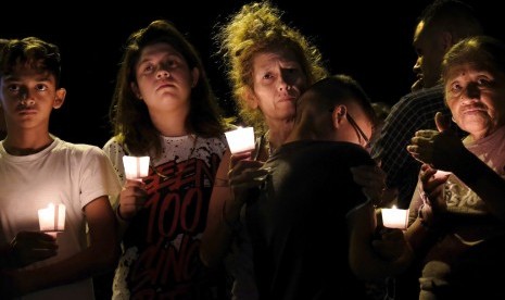 Warga mengenang korban tewas penembakan gereja First Baptist Church di Sutherland Springs, Texas,AS, Ahad (5/11).