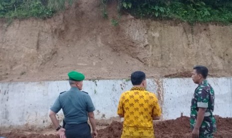 Lokasi longsor di proyek pembangunan jalur kereta ganda Sukabumi-Bogor di Kecamatan Cicurug, Kabupaten Sukabumi. (ilustrasi)