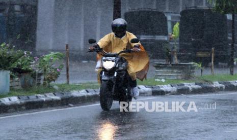 Warga mengendarai motor menerobos hujan, di Kota Lhokseumawe, Aceh, Rabu (7/4/2021). Badan Meteorologi, Klimatologi dan Geofisika (BMKG) mengeluarkan peringatan kewaspadaan potensi cuaca ekstrem dampak bibit siklon tropiss 90S di Samudra Hindia barat daya Sumatera dan bibit siklon tropis 99S di Laut Sawu, Nusa Tenggara Timur yang memicu hujan lebat angin kencang dan gelombang tinggi dalam sepekan ke depan 3-9 April 2021 di sebagian wilayah Indonesia.