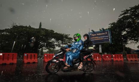 Warga mengendarai motor menerobos hujan. Badan Meteorologi Klimatologi dan Geofisika (BMKG) mengingatkan peningkatan curah hujan akibat La Nina dapat meningkatkan kemungkinan terjadi bencana hidrometeorologi. (ilustrasi) 