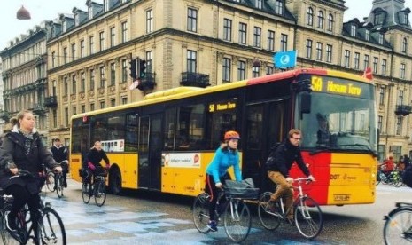 Warga mengendarai sepeda di kota Kopenhagen, Denmark.